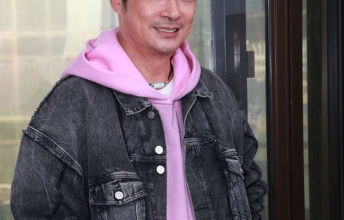 吴镇宇综艺飙戏太投入，嘴对嘴给郝蕾喂药，亲密画面引发热烈讨论