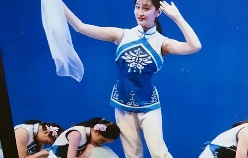 乘风现场金句出圈!李小冉一句话，凭年代冷幽默引爆全网热搜_山河观世界