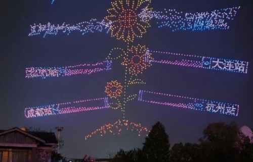 刘宇宁带病演唱时，现场粉丝如何与他互动以表达关心与支持？|摩登兄弟|线下活动|南京演唱会|润喉糖|无人机