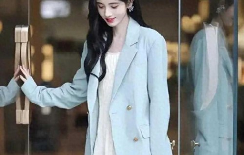 鞠婧祎彻底释放青春气息，白色连衣裙搭配蓝色西服魅力十足！
