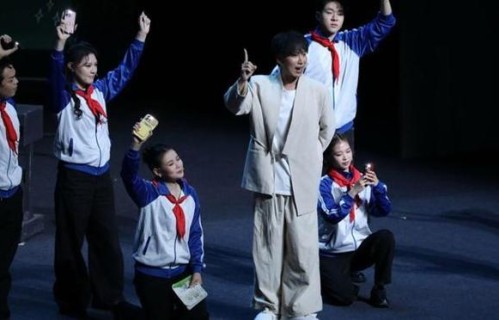 《象人》之后，张弛过戏瘾，亮相《欠你一枚小红星》，“戏曲是一座金山”