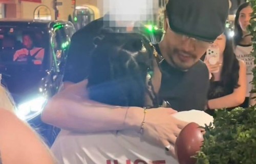 王嘉尔巴黎街头再封神!为何偏偏他敢说“明星是服务行业”?那个亲吻脸颊的答案藏不住了