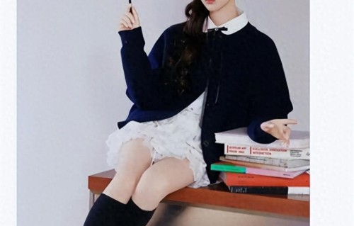 杨超越粉色T恤，搭配黑色长靴，少女感十足！