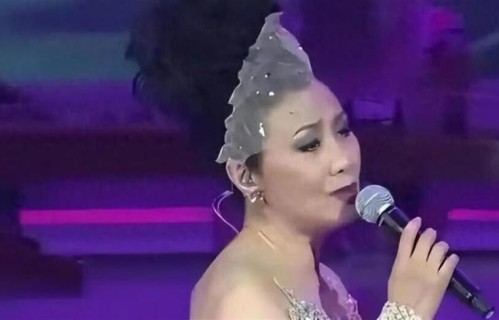 78岁，走路要人扶，还敢开天价演唱会，结果，她登台2.5小时