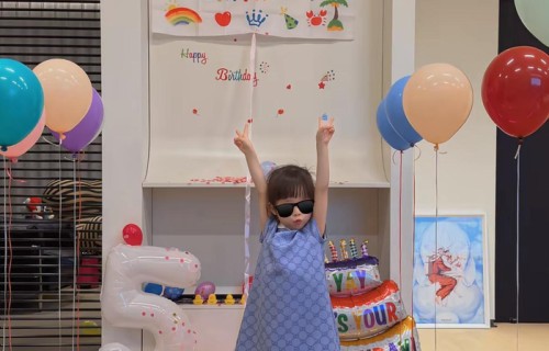 王灿杜淳为女儿庆生,穿条纹衫腹部凸出像怀孕,5岁蛋饺身高近120