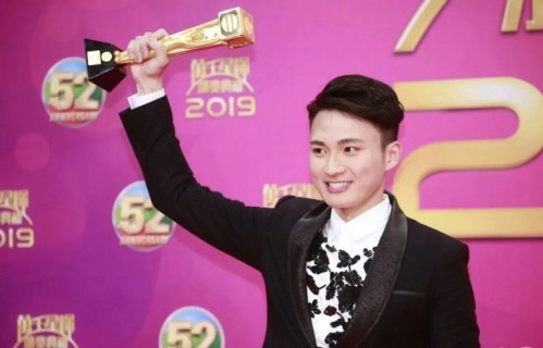 TVB力捧小生拒收粉丝礼物，一句回应显高情商，终于摆脱废青影子