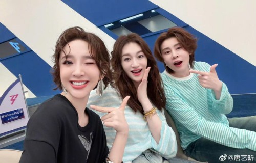 唐艺昕李小冉王濛晒自拍合影