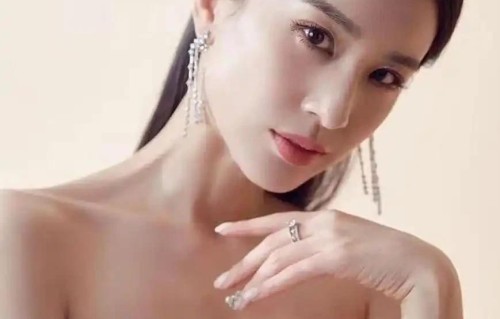 43岁黄圣依离婚1年变了！瑞士游学状态封神，17年豪门婚姻是骗局