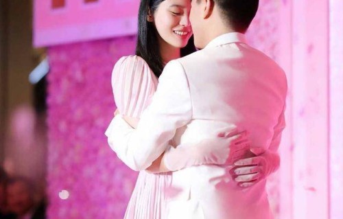 何猷君沉默了，奚梦瑶发了生日照，豪门婚姻的裂缝藏在花束后面
