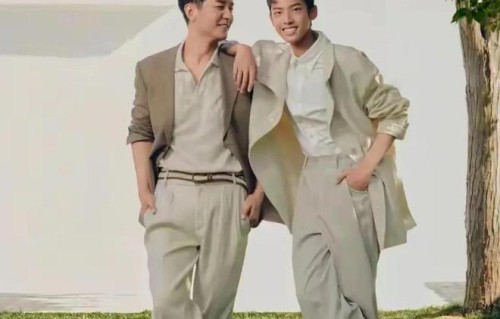 程莉莎陪15岁儿子暑假游玩，郭子诚高过妈，颜值不如爸？