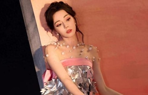 迪丽热巴直播忙不停:品牌剧宣两不误，魅力尽显引关注_晨曦娱乐