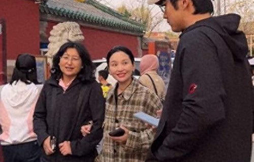 金莎主动挽婆婆手臂一起度假游玩，孙丞潇站在一旁面无表情|求婚|北京鼓楼|综艺|恋情|两人