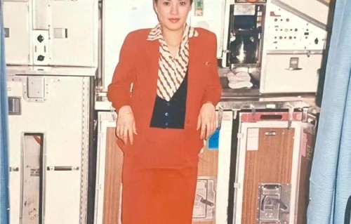 李若彤当空姐时的一张留影，拍摄于一九八八年彼时李若彤二十二岁