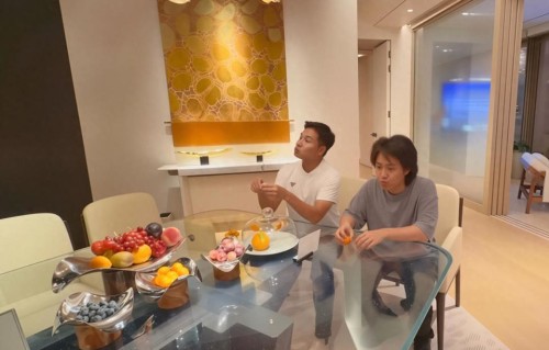 郭晋安带儿子游澳门，18岁儿子长发及肩高过父亲，父子住总统套房