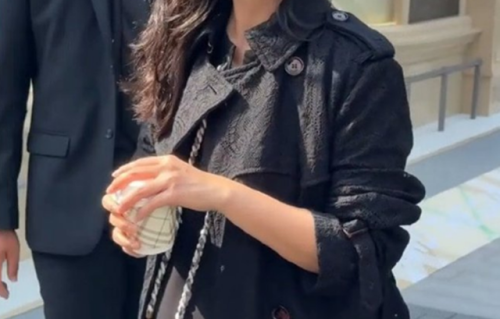 46岁汤唯参加活动，挥手打招呼大肚子抢镜，看着像怀孕六七个月