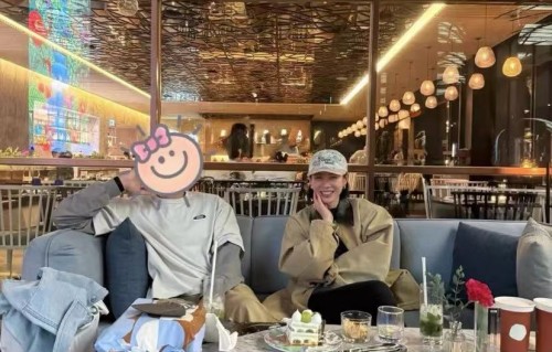 小甜豆可以给爸爸妈妈拍照了，孙艺珍笑容灿烂对儿子大加赞赏