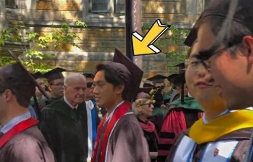 张艺谋儿子张壹丁耶鲁大学毕业，张艺谋和陈婷赴美参加毕业典礼！