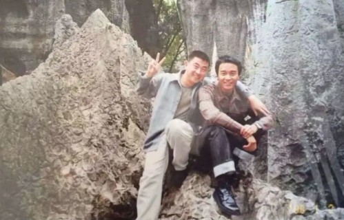冲上热搜！网友晒父亲2000年与张国荣合影，不少人说想去昆明石林 
