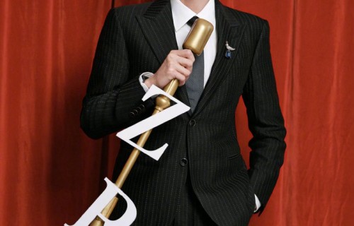 张若昀北影节红毯西装举杯亮相|北京国际电影节|细条纹|大片|眼神|锋芒