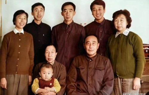 冯巩年少时与家人的全家福，出生书香门第|马季|冯国璋|笑星|母亲|相声演员