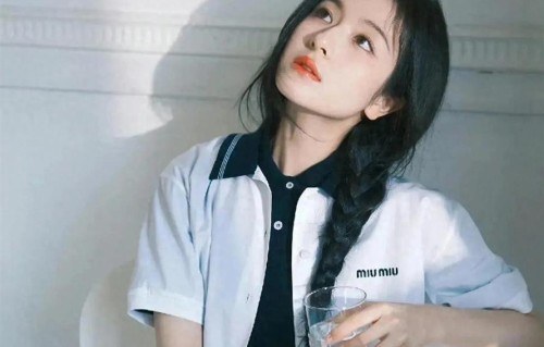 李兰迪尝试学院风，扎甜美麻花辫身穿学院风套装真清纯甜美啊