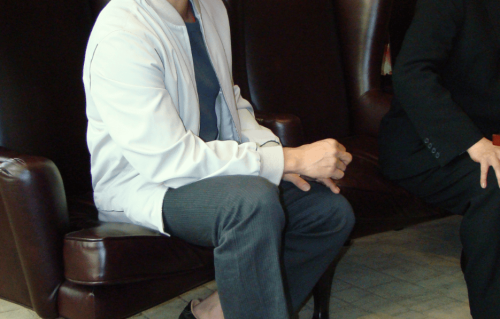 梁朝伟被韩国主持人逼问，变老和退休都有，信息量很大