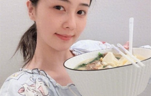 白鹿素颜做饭自拍火了！厨房烟火气拉满，这状态太绝了