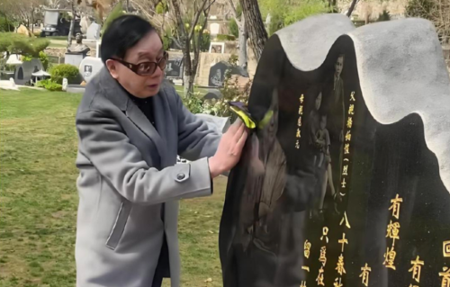 杨洁逝世九周年，82岁老伴王崇秋扫墓：每年这一天，我都会来看你