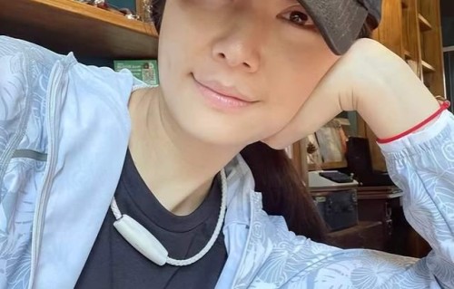 45岁林心如晒怼脸自拍照！素颜出镜肤色略显暗黄，嘴角酒窝好明显|皮肤|早餐|陆如萍