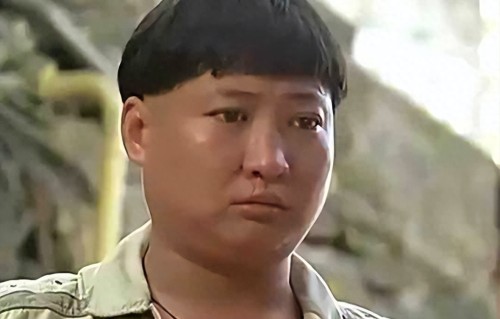 明星老了不忍直视，洪金宝坐轮椅暴瘦，唐国强苍老，成龙满头白发 