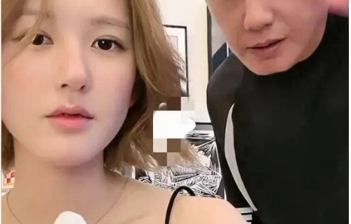 赵露思直播！爸爸首次露面，黄毛很抢眼，打招呼遭女儿无吐槽。_父亲_观众_鹦鹉