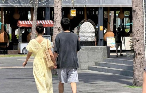 高圆圆赵又廷三牵手逛街！结婚12年出行还会十指紧扣，感情太好了|夫妻|娱乐圈|爱情|三亚|白月光