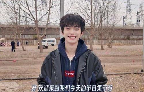 梓渝赶大集vlog爆火!卸下偶像包袱,沉浸式逛吃藏满人间烟火