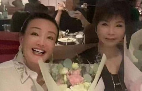 汪宝儿百日宴，张兰全程没发一张孙子照片!一张照片暴露真实关系