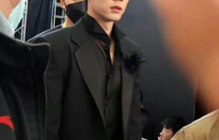 肖战孔笙兰晓龙首同框，红毯谦让显剧组默契