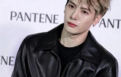 辣眼睛！32岁男星去美国开演唱会，请5个女粉上台摸他，网友炸锅