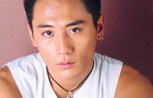 为照顾患病妻子刘烨3年不接戏，如今妻子47像57，他仍不离不弃