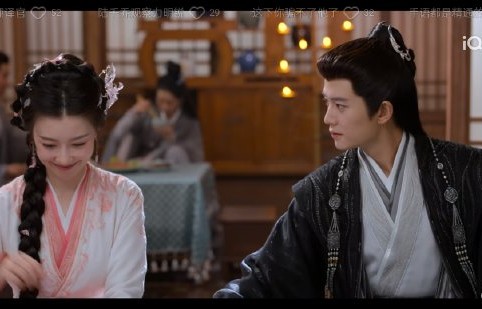 行业专家如何看待《佳偶天成》这类依赖设定创新的剧集，其成功的关键因素是什么？