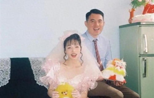 38岁夕又米晒全家福庆木婚，圈外老公年轻帅气又多金