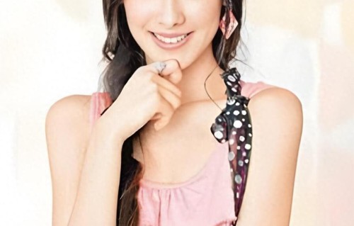 港风美人梁洛施慵懒大片，眉眼温婉，自带高级质感