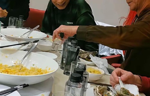 刘佩琦郑晓宁聚餐素菜为主显淳朴