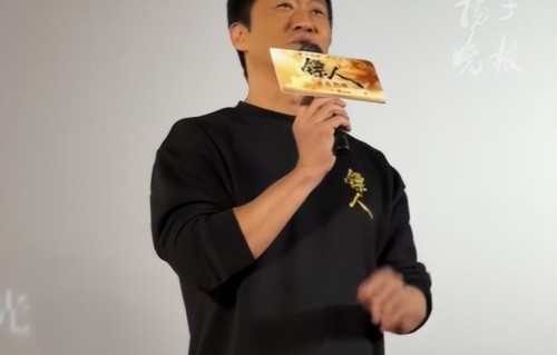 耗资3.18亿，正面对决吴京，我感慨：周润发梁家辉要给港片蹚出一条路了