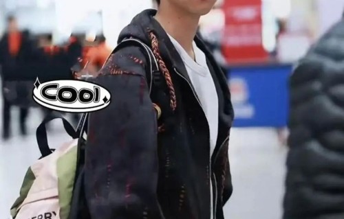 郑钧机场送15岁儿子留学，硬汉当众拥抱儿子，Jagger身高赶超爸爸