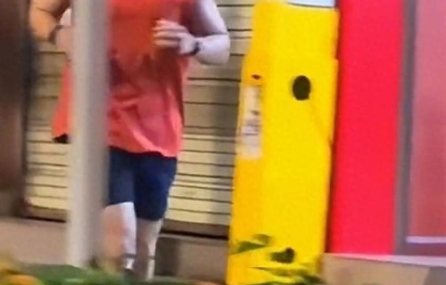 路人街边偶遇黄景瑜夜跑!一身红色戴黑帽,真人也太帅了