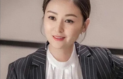 被称为最干净女演员，富商苦追10年才嫁，如今和女儿被宠成宝