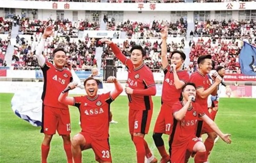 谭咏麟没想到，73 岁曾志伟上场 1 分钟摔倒跪地，场面令人唏嘘