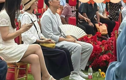 袁泉夏雨合体参加婚礼，夫妻俩低调平易近人，近况曝光被赞年轻