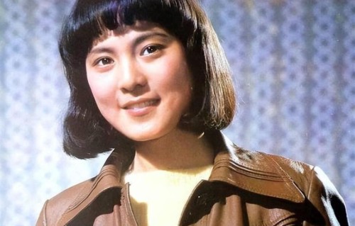 和郭凯敏离婚后，她带娃嫁大15岁顶级画家，如今67岁低调隐居上海