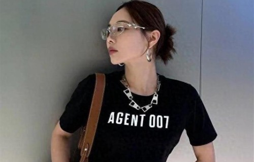 王菲菲身穿黑色字母短t搭配工装裙，真时尚潮流显气质