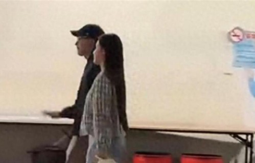 刘恺威开启新恋情，女方身姿窈窕，二人十指紧扣大方与路人打招呼
